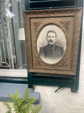 Oude geheel gave brocante fotolijst beschikbaar voor biedingen