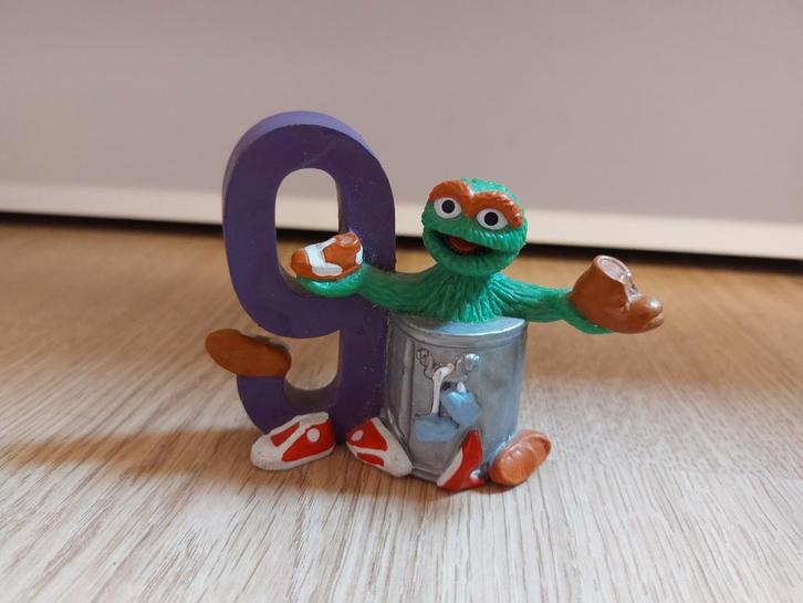 Sesamstraat Oscar poppetje met cijfer 9, Verzamelen, Poppetjes en Figuurtjes, Ophalen of Verzenden