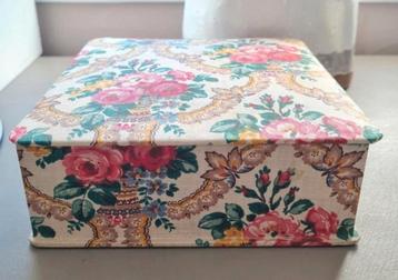 Brocante stoffen doos V&D inclusief stoffen zakdoekjes  beschikbaar voor biedingen