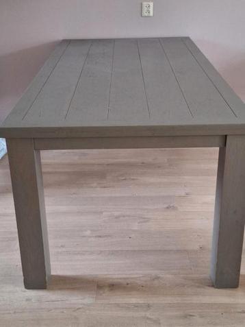 Houten eettafel beschikbaar voor biedingen