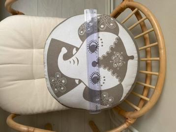 Leuk rond poefje met olifant beschikbaar voor biedingen