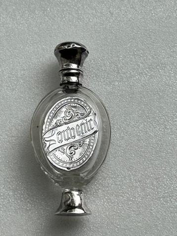 antiek kristal parfumflesje met zilveren voet, schild en dop beschikbaar voor biedingen