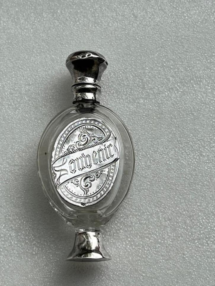 antiek kristal parfumflesje met zilveren voet, schild en dop, Antiek en Kunst, Antiek | Glas en Kristal, Ophalen of Verzenden