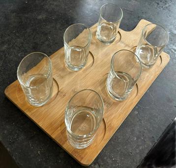 Houten serveerplank met 6 ovale glazen beschikbaar voor biedingen
