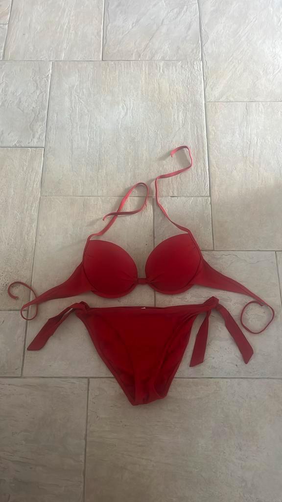 Mooie rode bikini maat 40 / cup D Nieuwstaat, Kleding | Dames, Badmode en Zwemkleding, Zo goed als nieuw, Bikini, Rood, Ophalen of Verzenden