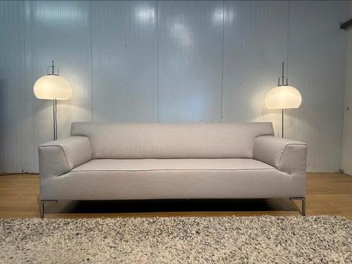 NIEUW Gestoffeerde Bloq 3-zits Beige – Design on Stock, Huis en Inrichting, Banken | Bankstellen, Zo goed als nieuw, Rechte bank