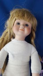 The Classique Collection porselein/aardewerk pop "Ros" 2A19, Verzamelen, Poppen, Tweedehands verkoop, Tweedehands verkoop, Gebruikt