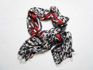 Shawl Oui beschikbaar voor biedingen