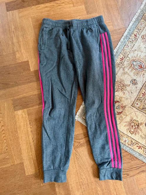 Adidas joggingbroek M 38, Kleding | Dames, Sportkleding, Gedragen, Racketsport, Maat 38/40 (M), Grijs, Ophalen of Verzenden