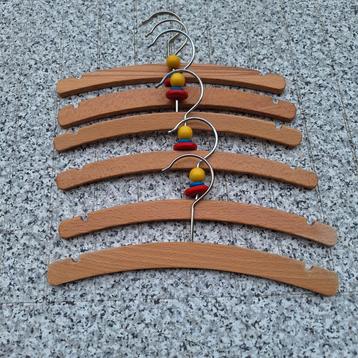 Kinderkleding hangers beschikbaar voor biedingen