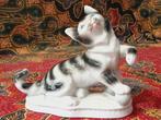 Mooi oud beeldje uit Duitsland van poes of kat 10,8 cm.