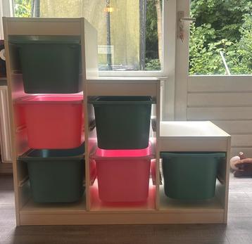 Trofast kast met 4 groene en 2 roze bakken beschikbaar voor biedingen