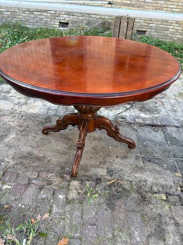 Vintage ronde tafel beschikbaar voor biedingen