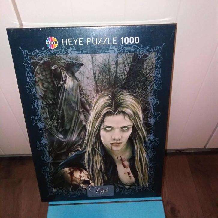 Heye Puzzel - Victoria Francés: Bloodsucker, Hobby en Vrije tijd, Denksport en Puzzels, Nieuw, Legpuzzel, 500 t/m 1500 stukjes