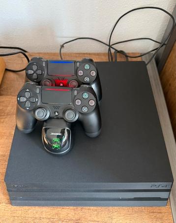 Sony PlayStation 4 pro + twee controllers en oplaadstation beschikbaar voor biedingen