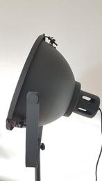 Zwarte driepotige industriele vloerlamp met draaibare spot, Huis en Inrichting, Lampen | Vloerlampen, Ophalen, Zo goed als nieuw