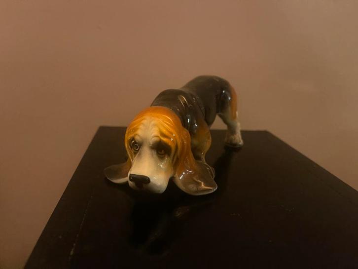 Basset Hond Beeldje met Barstje, Antiek en Kunst, Antiek | Keramiek en Aardewerk, Ophalen of Verzenden