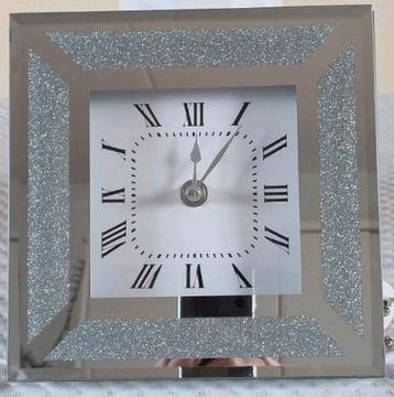 Zilverkleurige klok (rand is deels spiegelend) beschikbaar voor biedingen