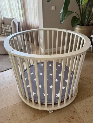 Witte box op wieltjes beschikbaar voor biedingen