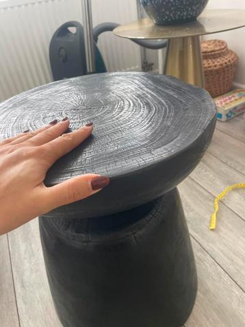 Zwart suar houten bijzettafel (2 beschikbaar) beschikbaar voor biedingen