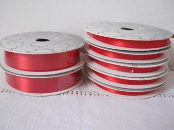 Mooi rood satijn lint nieuw. beschikbaar voor biedingen