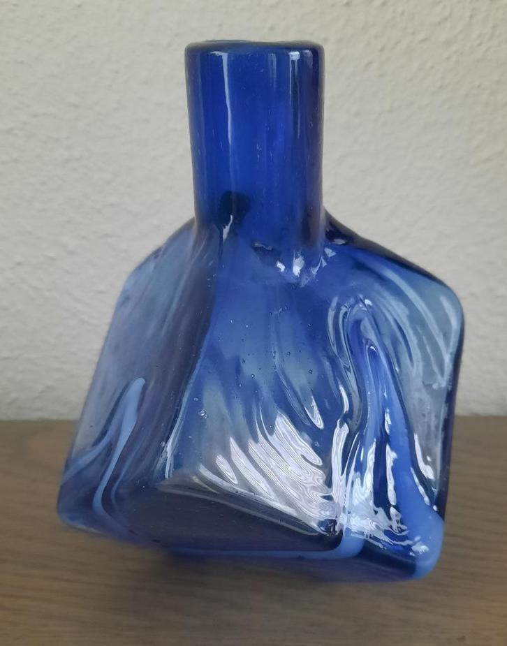 kubus vaas van blauw glas, Huis en Inrichting, Woonaccessoires | Vazen, Zo goed als nieuw, Blauw, Minder dan 50 cm, Glas, Ophalen of Verzenden