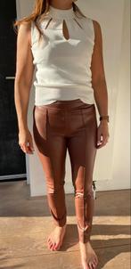 Vegan Leather broek van Nikkie maat S, Kleding | Dames, Broeken en Pantalons, Ophalen of Verzenden, Zo goed als nieuw, Bruin