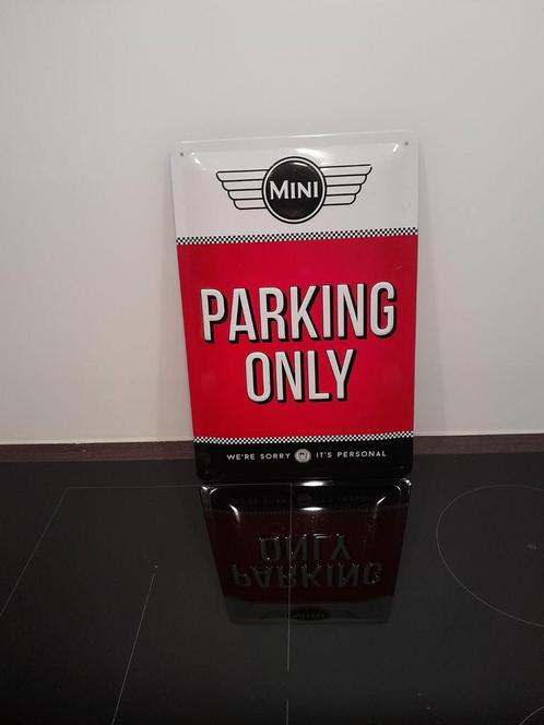 Metalen bord MINI auto's MINI PARKING ONLY reliëf tekst, Verzamelen, Merken en Reclamevoorwerpen, Zo goed als nieuw, Reclamebord