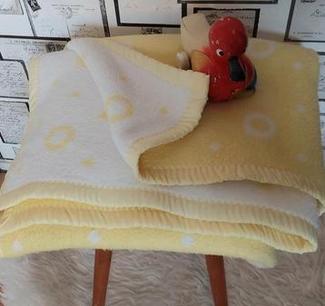 Vintage acryl baby deken beschikbaar voor biedingen