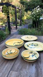 Zonnig Spaans tapas servies met olijven, Huis en Inrichting, Ophalen of Verzenden, Overige stijlen, Aardewerk, Schaal of Schalen
