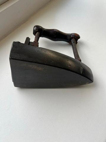 Antiek Strijkijzer - Decoratief beschikbaar voor biedingen