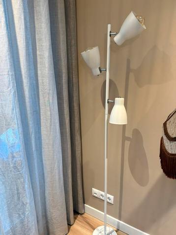 Industriele witte lamp beschikbaar voor biedingen