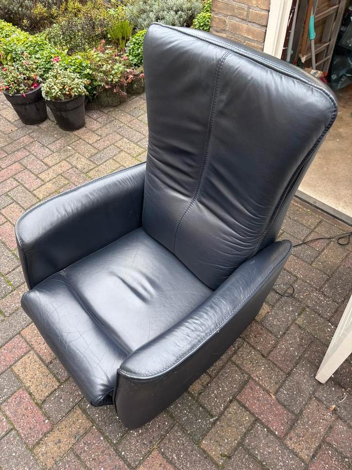 Mooie donker blauwe sta-op-stoel, Huis en Inrichting, Fauteuils, Gebruikt, Leer, 50 tot 75 cm, 75 tot 100 cm, Ophalen