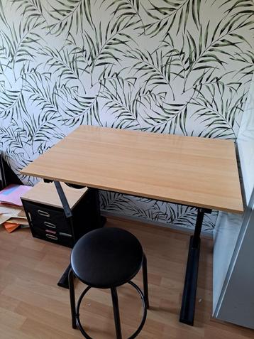 Tekentafel met kruk en ladekastje beschikbaar voor biedingen