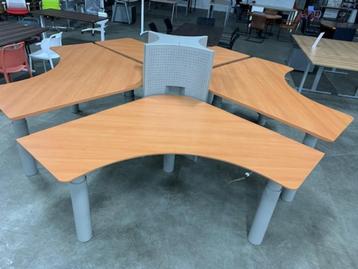 Werkeiland van 4 hoekbureau's - slinger verstelbaar beschikbaar voor biedingen