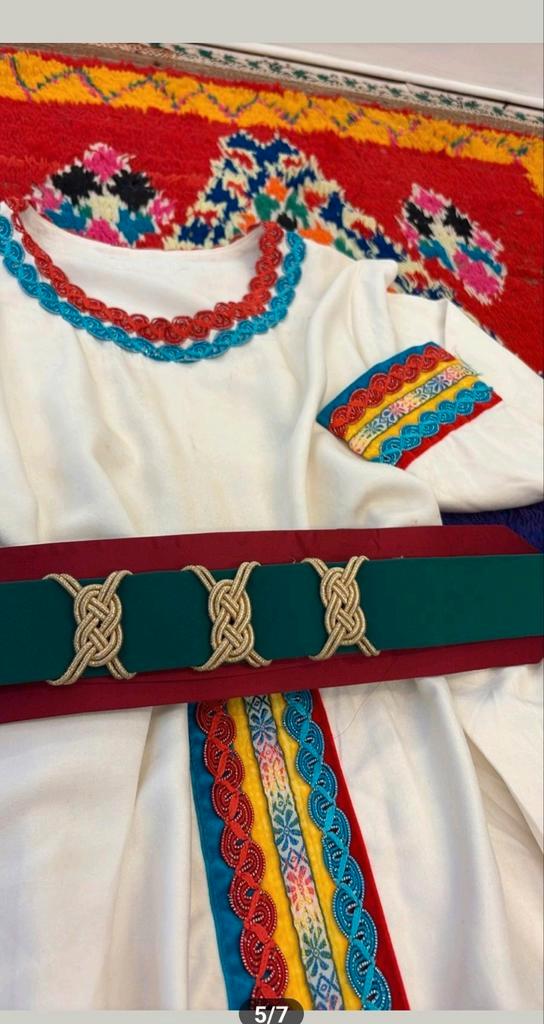 Prachtige traditionele jurk - Maat M, Kleding | Dames, Jurken, Zo goed als nieuw, Maat 38/40 (M), Wit, Knielengte, Ophalen of Verzenden