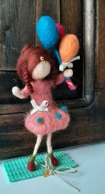 Genaaldvilt Ballonnen meisje wol naaldvilten handgemaakt, Hobby en Vrije tijd, Vilt, Ophalen of Verzenden, Nieuw, Figuurtje(s)