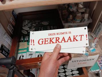 Emaille Bordje "Deze Ruimte is Gekraakt!" - 2 op voorraad beschikbaar voor biedingen