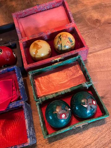 4 sier dozenjes met ballen van Yin Yang Voor meditaties beschikbaar voor biedingen