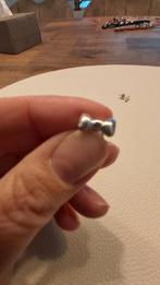 Oorbellen strikjes, Ophalen of Verzenden, Zo goed als nieuw, Zilver, Overige materialen