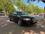 Volvo V70 2.5 T 2005 Zwart (Youngtimer, APK tot 04-03-2026), Auto's, Volvo, Voorwielaandrijving, 1800 kg, Zwart, Stationwagon