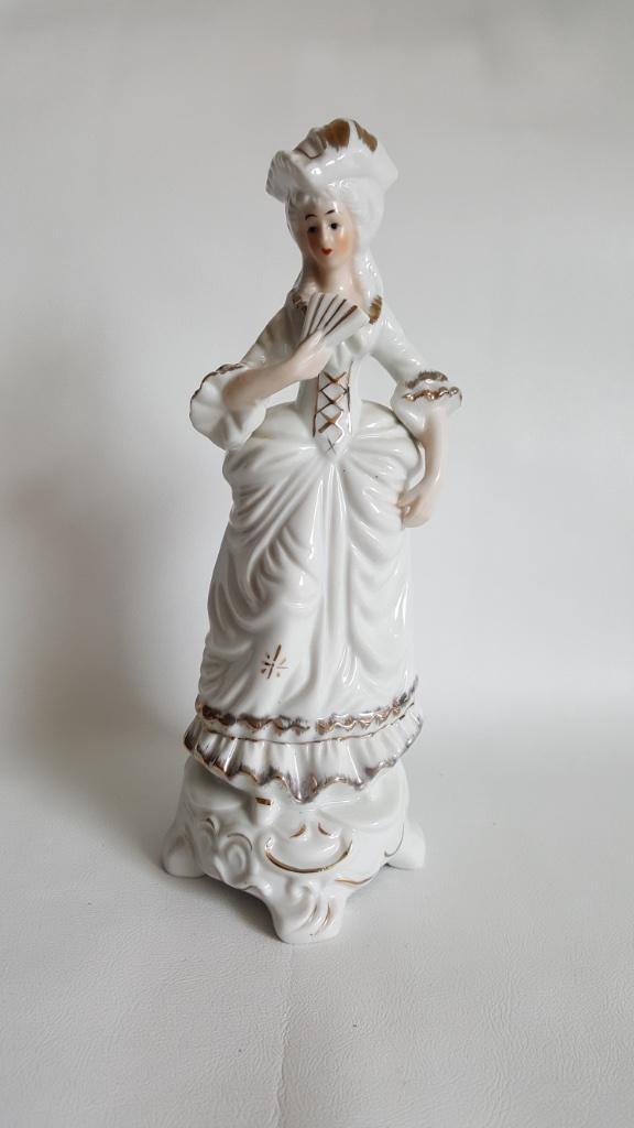 Beeldje van vrouw met waaier wit met gouden randen afgezet, Verzamelen, Beelden en Beeldjes, Zo goed als nieuw, Mens, Ophalen