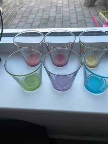6 Kleurrijke Glazen - 9cm Hoog beschikbaar voor biedingen