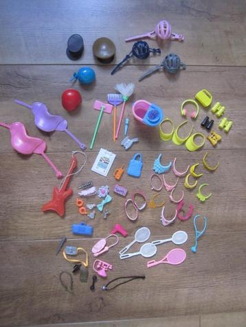 Barbie veel verschillende accessoires in prima staat beschikbaar voor biedingen