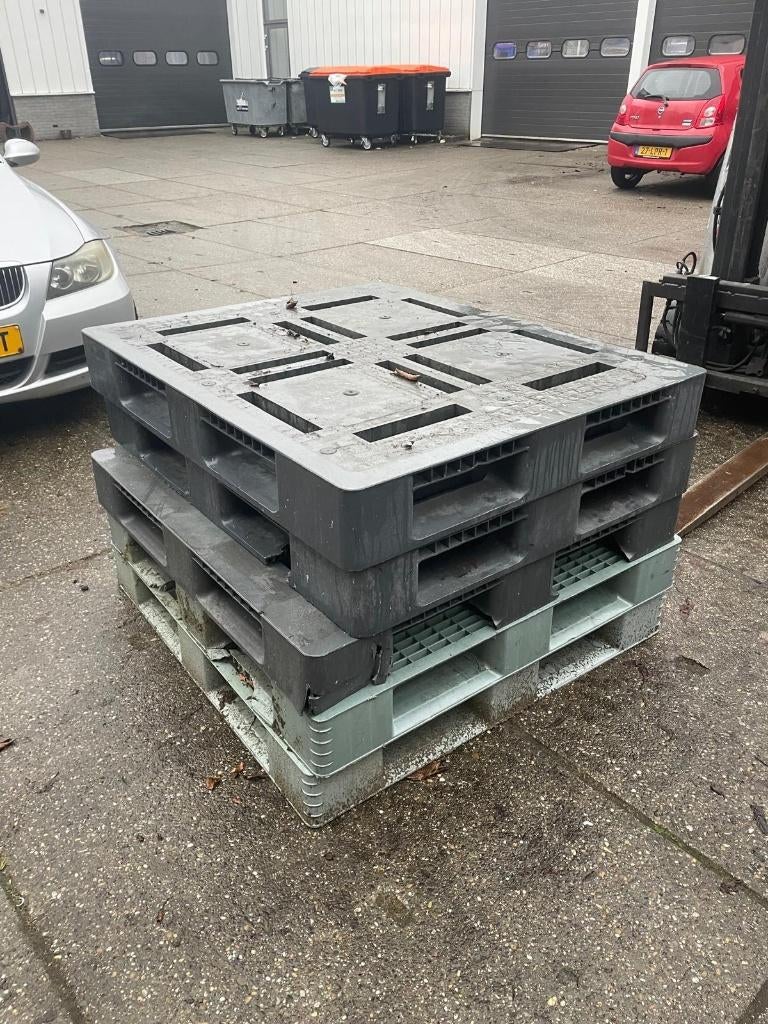 een paar stapels plastic pallets, Ophalen, Gebruikt, 100 cm of meer, 60 cm of meer