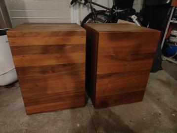 Houten (nacht)kastjes set beschikbaar voor biedingen