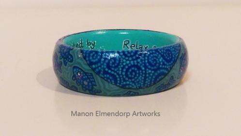 Unieke Handbeschilderde Armband "Relax and Go with the Flow", Antiek en Kunst, Kunst | Designobjecten, Ophalen of Verzenden