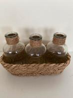 3 kleine vaasjes in rieten mand, Huis en Inrichting, Woonaccessoires | Vazen, Overige kleuren, Ophalen of Verzenden, Minder dan 50 cm