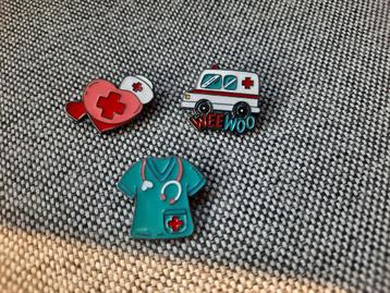 3 leuke dokter / arts pins te koop beschikbaar voor biedingen