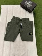 Stone Island jogging broek met badge (Nieuw), Ophalen of Verzenden, Nieuw, Maat 48/50 (M), Groen